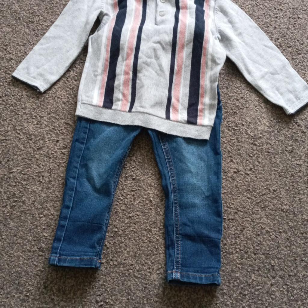 Boys 2 outfits 12-18 months Next
2 tops 2 jeans 1 black 1 blue
All in very good condition. Been worn a few times

All offers considered