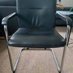 sehr gut erhaltener freischwinger Stuhl, schwarzes Kunstleder - 2 Stk. pro €10