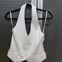 Weisse Neckholder Weste von H&M.

Am Nacken versetellbar

Brustumfang ca. 88 cm

Leicht dehmbar

Neu

Siehe bilder