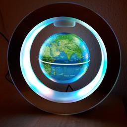 Ein nagelneuer 10 cm großer freischwebender Globus im Magnet-Ring
mit bunter LED-Beleuchtung. Mit dabei -
Globus
Ausenring
Zenztrierhillfe für Globus
Netzteil mit Stromkabel
Bedienungsanleitung 2 Sprachen
OVP
Wurde nur für die Bilder ausgepackt
Er funktioniert und ist eine tolle Deco
An u. Aus Schalter u. eine 3fache Beleuchtung.