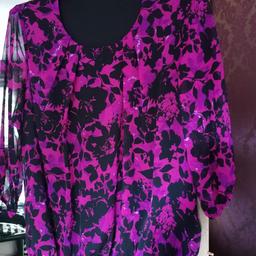 Pink & Black flowery top.
3/4 sleeves & elasticated waist