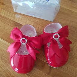 baby girls baypod shoes
soft pram shoes
size 1
red ribbon
brand new
postage via royal mail