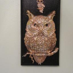 Please see my other listings!

Beautiful 3D Owl Wall Art Decor.
Leaf gilded in gold, silver & copper. Black crystal eyes. Little crystal Owl above.
On black routed sparkly wood board.
Approx dimensions: 22cm H, 12cm W, 6cm D.
Cash on collection only from PR2 Preston.
No offers below, it's a lot of work for just £10.
