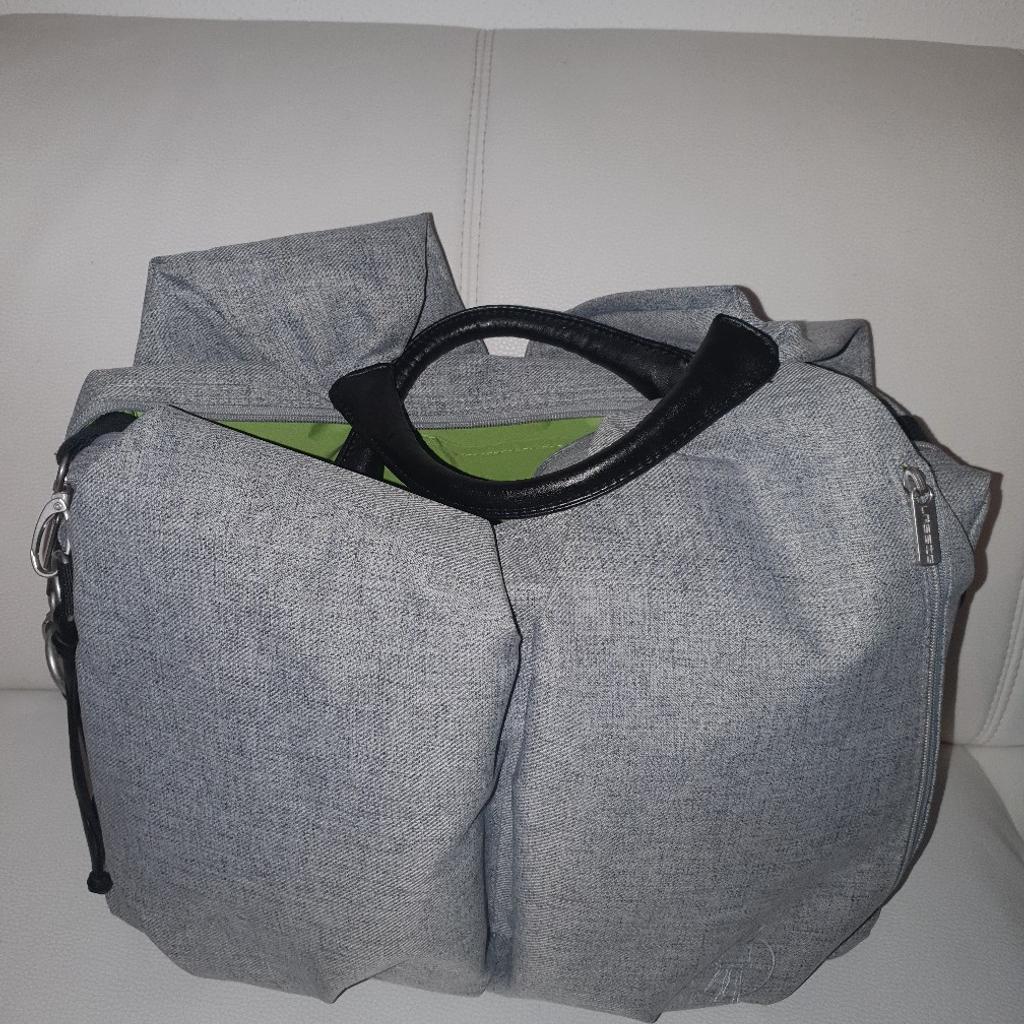 Green Label Neckline Bag
inkl. Wickelzubehör
grau/schwarz mélange; nachhaltig produziert

Wurde nur kurz verwendet da mir ein Rucksack dann doch lieber war 😅🙈

NP: €109.- im Dezember 2019
