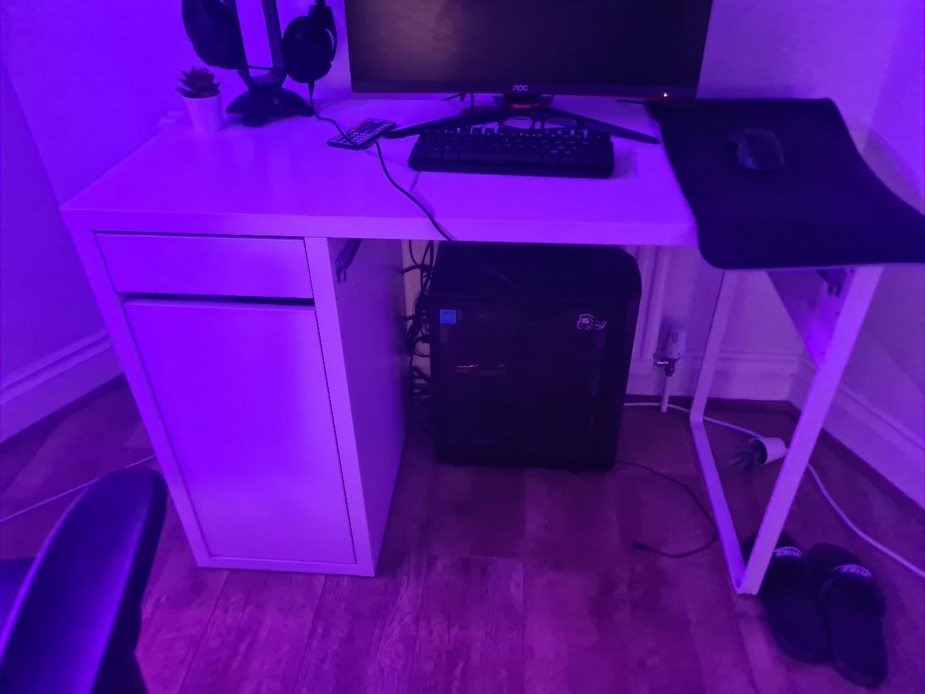 white ikea desk in EN1 London für gratis zum Verkauf Shpock DE
