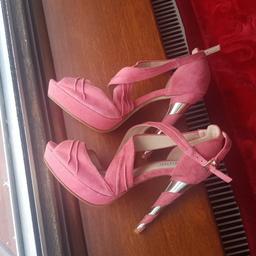 Perfect condition, Size 41

Heel is 5.5 inches

Collection only from Swanscombe DA10