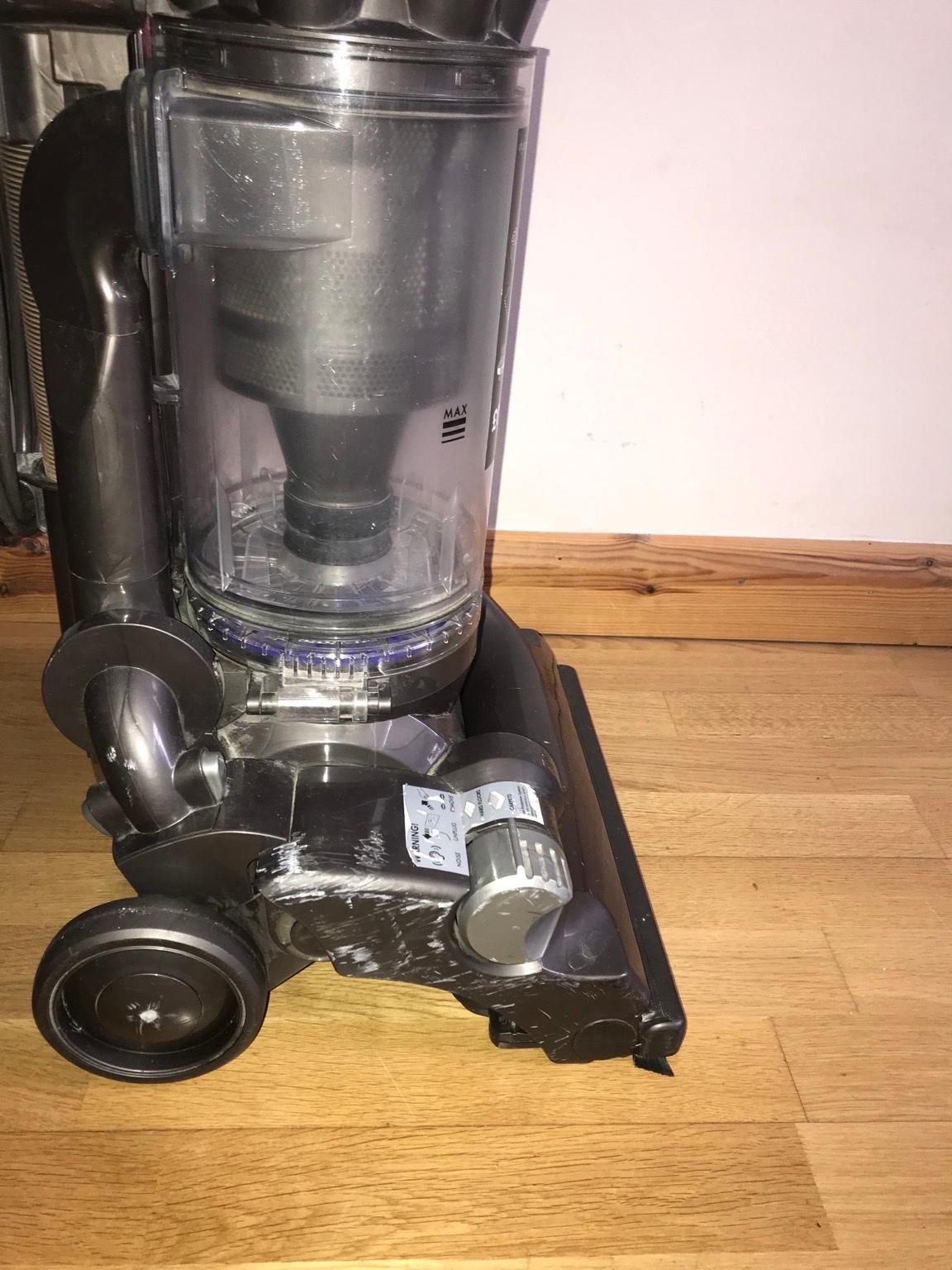 Dyson DC33 lightweight upright vacuum cleaner in HA7 London für 25,00