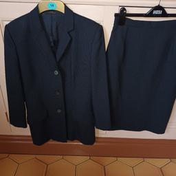 SKIRT WAIST 26", HIPS 37, LENGHT 24. JACKET SIZE 12 CHEST 35". STANDARD FIT. 97% PURE NEW WOOL. 3% POLYESTER . LOVELY LINNING. 2nd photo nearest true colour. BLACK WITH WHITE SQUARES.

.