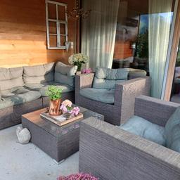 Sehr schöne Gartenlounge bestehend aus zwei Stühlen, einer Couch und Tisch mit Glasplatte, inkl grauen Polster.