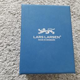 Lars Larsen Uhrenbox 
Neu / unbenutzt 
Versand mit zzgl. 3,90€ möglich. 
Paypal Konto vorhanden. 
Dies ist ein Privatverkauf. 
Keine Garantie und keine Gewährleistung