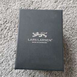 Lars Larsen Uhrenbox 
Versand mit zzgl. 3,90€ möglich. 
Paypal Konto vorhanden. 
Dies ist ein Privatverkauf. 
Keine Garantie und keine Gewährleistung