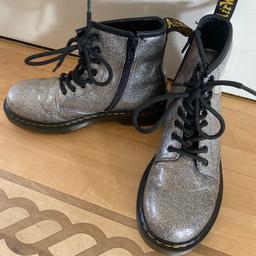 Dr Martens Silver glitter size 1
Hardly worn (see photos)
Bought from Schuh Meadowhall