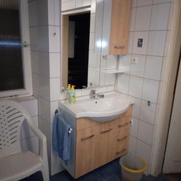 Bad-Set bestehend aus:

-Waschbecken

-Waschbeckenunterschrank

-Spiegel mit Beleuchtung

-Seitenschrank