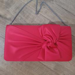 New without tags

DEBUT Clutch Bag from Debenhams

Lovely Bag with Bow design.

Red with silver chain strap

From a smoke free home