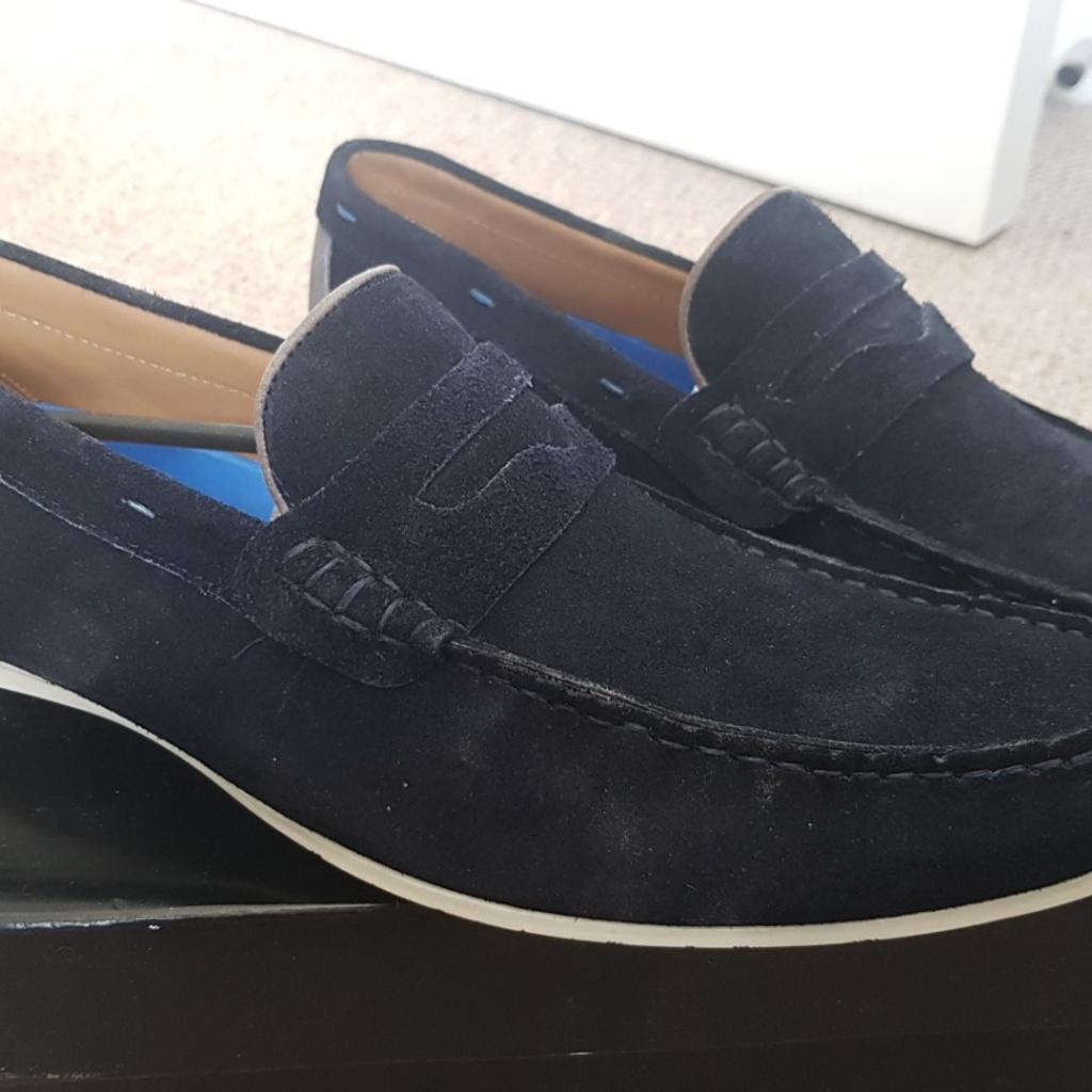 brand new in box.
navy suede shoes with grey heel.
box damaged.
size 10.
RRP £38