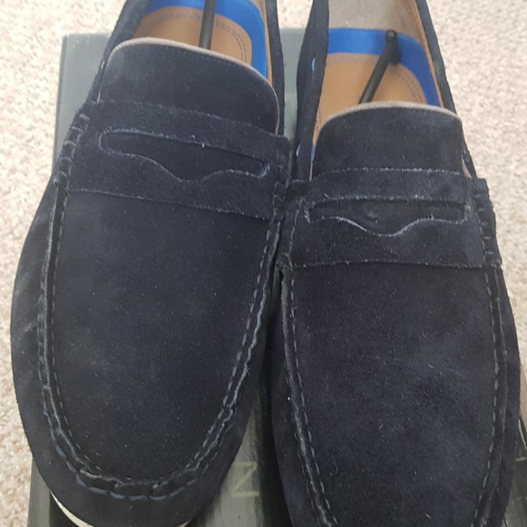 brand new in box.
navy suede shoes with grey heel.
box damaged.
size 10.
RRP £38