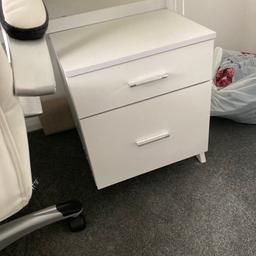 Class computer desk with chair, does have some scuffs on arm as you can see in pic... comes with drawers for storage