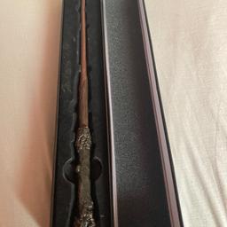 Harry potters wand from the noble collection. Replacing with entire set of wands so no longer need this one. Only damage to the box but otherwise perfect (see photos)