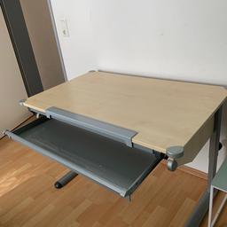 Schüler- Schreibtisch
Hacken für den Rucksack
Höhenverstellbar
Neigungswinkelverstellung der Tischplatte
Schublade
1,10 m x 54-83 x 68 ( B x H x T )
