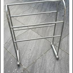 chrome bathroom towel rail
in very good condition
surplus to requirements

Price £5 no offers