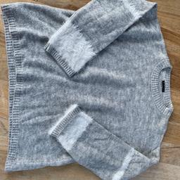 Gr.L 
Verkaufe neuwertigen Pullover in der Farbe Grau von Sisley 
Sehr guter Zustand