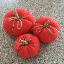 Autumn/ Halesowen orange handmade pumpkin set .
Each pumpkin filled with a soft durable filling price is for the set of three. Perfect for the home or for window displays. Fabric is orange knit. Jute bows can be removed . Size large 13 cm diameter, medium 10.5 cm diameter , small 8.5 can diameter.
Collect from B631HH or happy to post .
