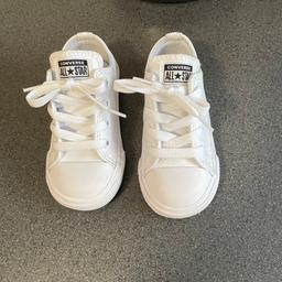 Kids white leather converse size 7 very good condition