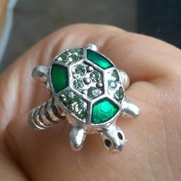 süße kleine Schildkröte 🐢 mit Strasssteinen

Das passende Armband ist scheinbar versilbert. Bin mir da aber nicht sicher.

Schildkröte 5 €, mit Armband 8 €