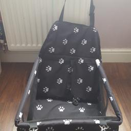 In great conditoon. Built-in safety strap attaches to harness or pet collar, providing better protection
Built-in adjustable straps makes installation in almost any vehicle a breeze
A zippered front compartment as well

£10 No offers
Size: 42x42x25cm