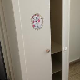 Verkaufe Kinderzimmerschrank von Ikea, leider ist an der rechten Tür etwas von der ersten Schicht ab wegen Entfernung eines Aufklebers ab, sonst ist er in einem guten Zustand
