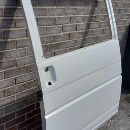 VW Transporter T4 sliding door.
In white.
Passenger side.
Needs repair to bottom panel.
Original caravelle door with factory cut window opening, not your van tin opener version.
Small dent and rust on middle section.
Collection only.