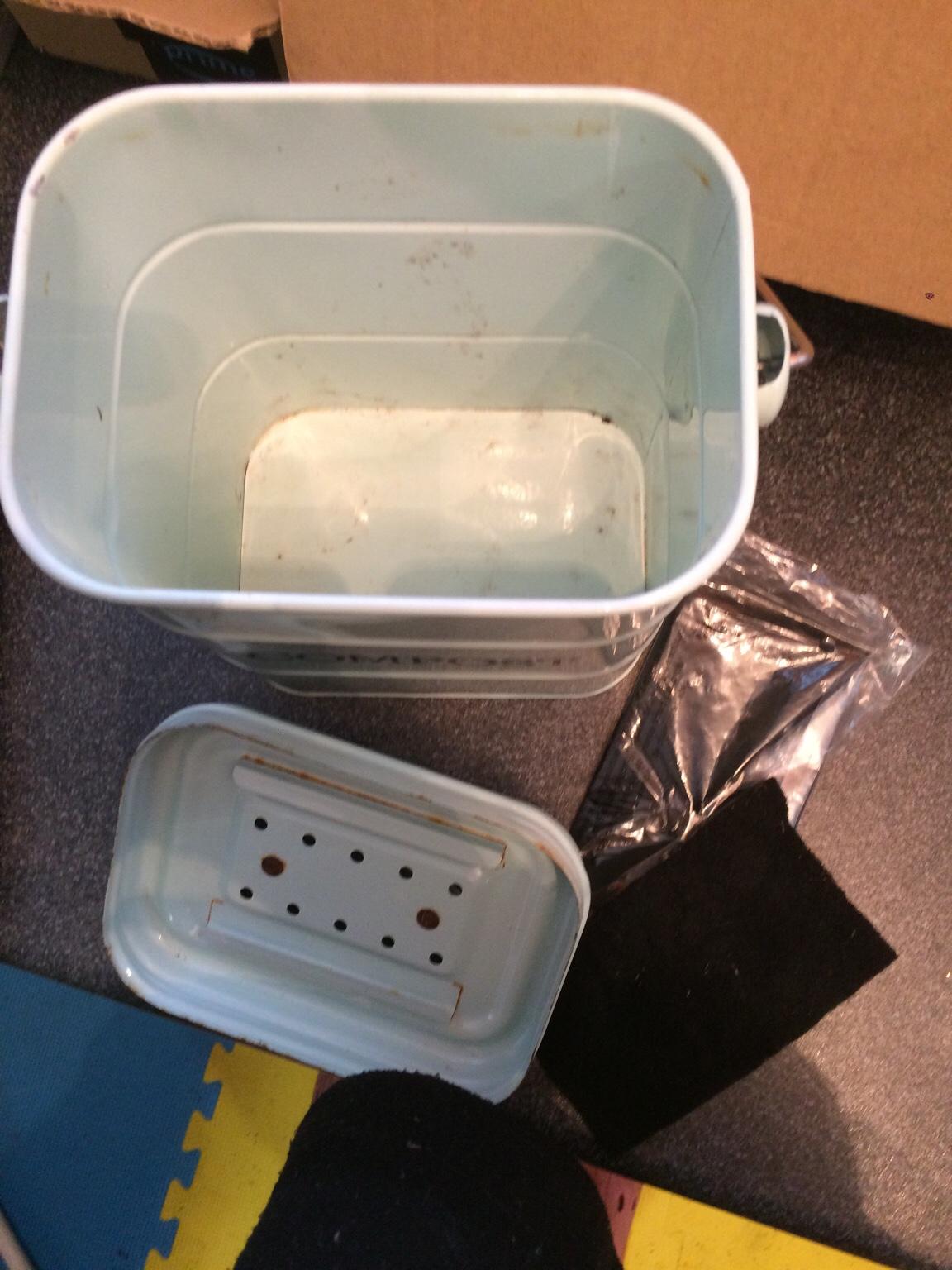 Tabletop compost bin with filters in B32 Birmingham für 5,00 £ zum