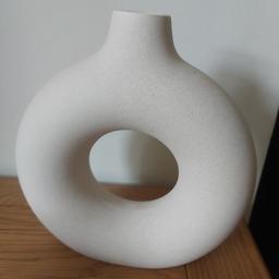 H&M small donught vase, in excellent condition.  Collection only or local delivery available
