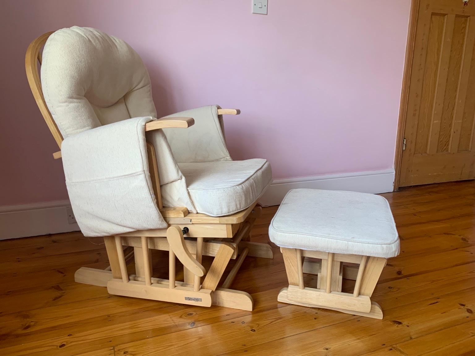 Gliding rocking chair and footstool in N20 London für 100,00 £ zum