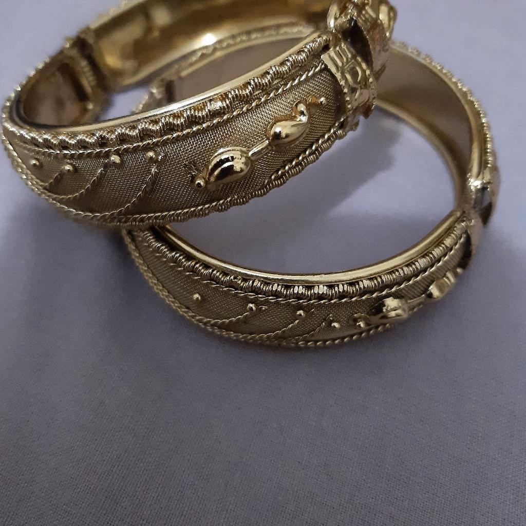free size thick bangles in gold effect