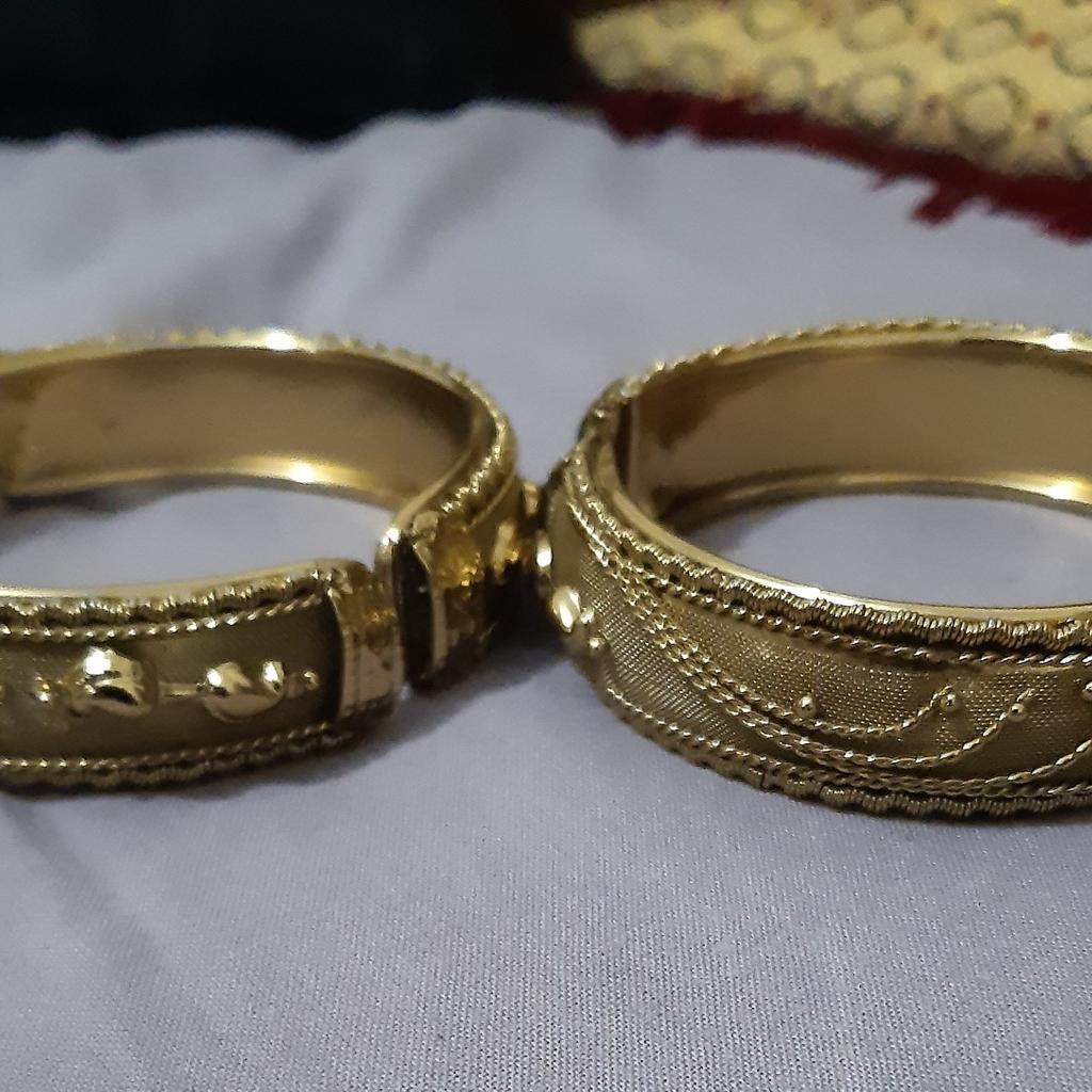 free size thick bangles in gold effect