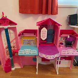 Komplettes Barbiehaus inkl. Bett/Dusche, WC und Handyhülle, welche als Fernseher verwendet werden kann, Küchenzeile und Kommode. Zusammenklappbar und inkl. Treppenlift. Sonst keine Möbel dabei.