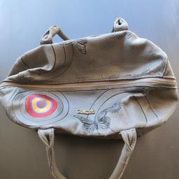 Verkaufe graue Echt Leder Desigual Handtasche, mit leichten Gebrauchsspuren.
Versand möglich übernimmt der Käufer.