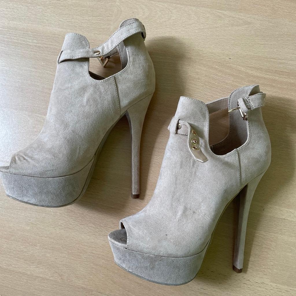 Beige high hot sale heels plateau