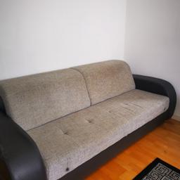 Couch sofa mit schlaffunkion, 250cm,tiefe 105cm,rechte arm bisschen beschedigt aber rest gute zustand