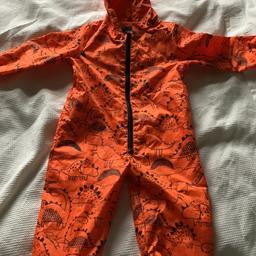 Size 4-5 years.
Orange with dinosaurs printed on.
Worn a handful of times.