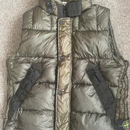 Stone island 30 anniversary Gillet.
Size XL
Feather Down filling. (Down 26 GR x SQM N)
Excellent condition
Art no: 5715G0624

Collection Only….