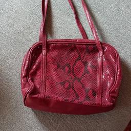 Verkaufe rot-schwarze Lack Handtasche mit Reißverschluss und Innenfach
Länge: 25cm
Breite: 20cm