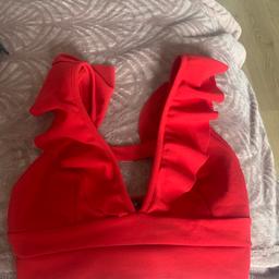 Red crop top
From new look
Size 10