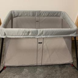 Modell Travel Crib

Geeignet ist das Bett ab Geburt bis 3,5 Jahre. Die Bettmaße sind in der Länge 112 Zentimeter, in der Breite 82 Zentimeter und in der Höhe 60 Zentimeter. Insgesamt wiegt das Reisebett etwa 5 Kilogramm.

NP 270 €