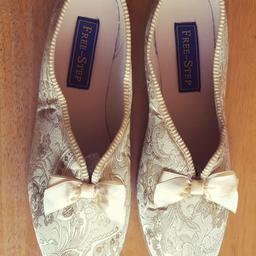 FREE~STEP LADIES GOLD PAISLEY SLIPPERS
BRAND NEW
Free~Step Quality slippers
Ladies Size - UK 8

Please take a look at my other items for sale