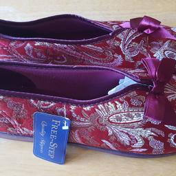FREE~STEP LADIES RED PAISLEY SLIPPERS
BRAND NEW
Free~Step Quality slippers
Ladies Size - UK 8

Please take a look at my other items for sale