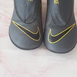 nike football shoes
size 12 uk
good condition.