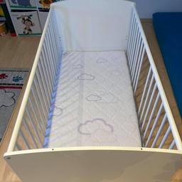 Gitterbett weiß, mit 2 heraußnehmbare Stäbe .
Höhenverstellbar .
Keine Schäden .
Inkl. Sterntaler matratze -> von einem Kind benutzt .