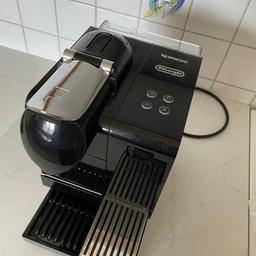 Verkaufe sehr selten benutzte und voll funktionstüchtige NESPRESSO MASCHINE von DeLonghi in schwarz.

Abnehmbarer Wasserbehälter und Milchschäumer,
automatische Abschaltfunktion

Kaffeevariationen: Cappuccino, Espresso, Latte Macchiato

Modell: DeLonghi EN-520.B Lattissima+ Nespresso Kapselmaschine

Inkl. Original Versilo Kapselständer von Nespresso (Platz für 40 Kapseln)